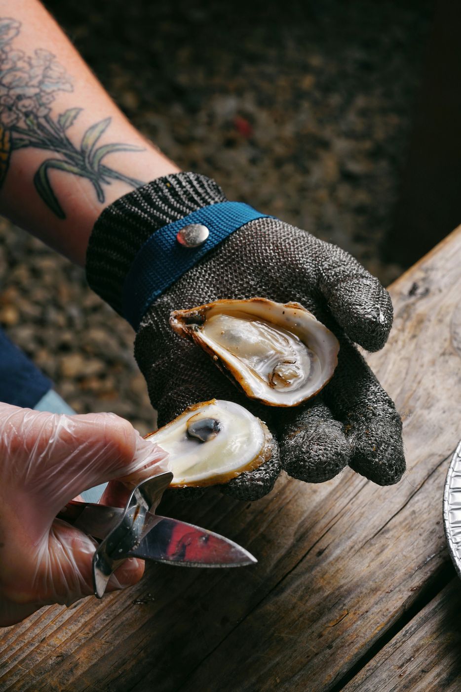 Een oester wordt geopend