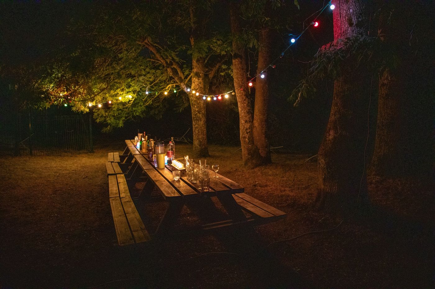 Picknicktafel onder lichtjes